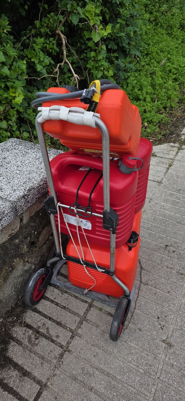 80 Liter Reserve-Diesel von der Tankstelle
